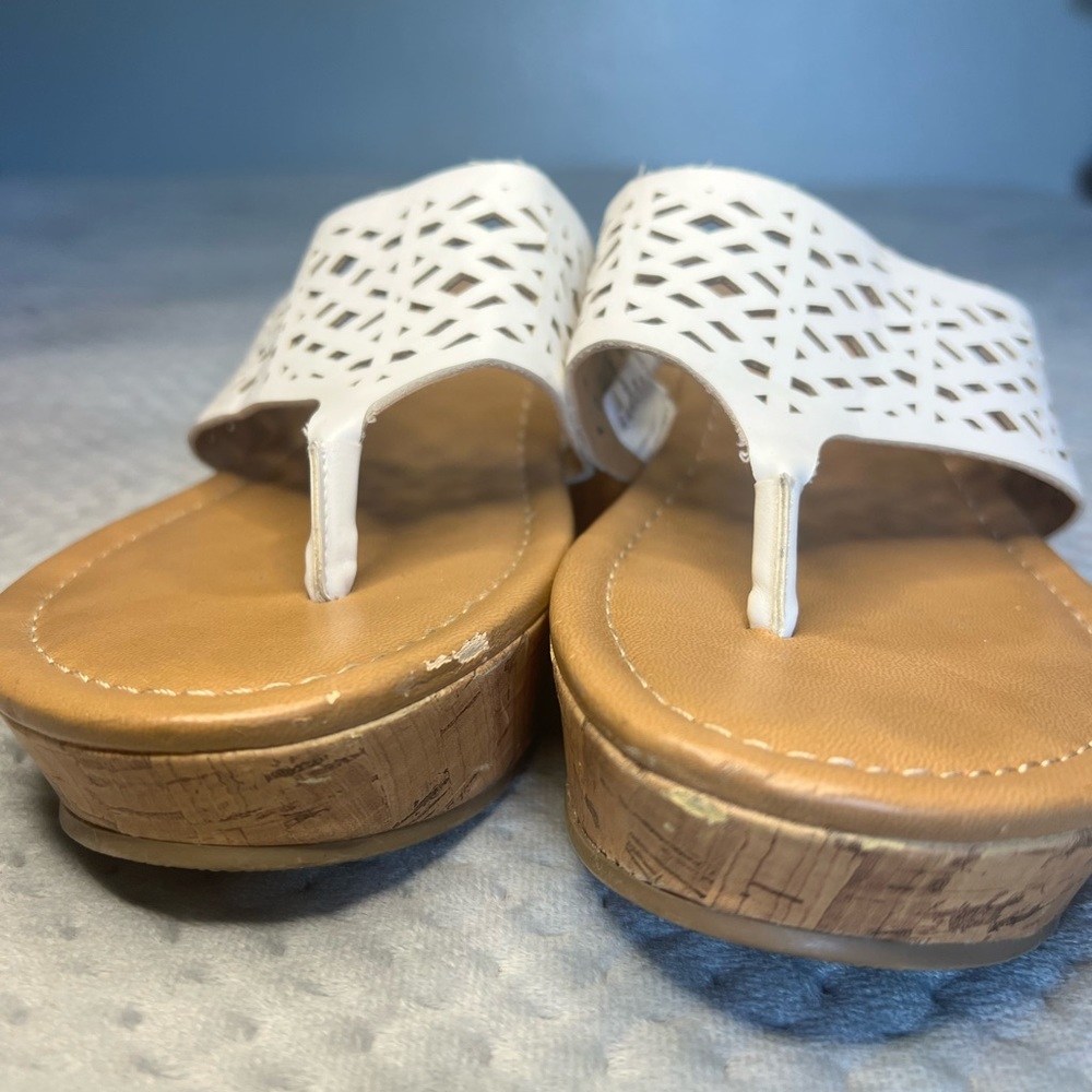 American Eagle Womens White Wedge Sandals Shoes Flip Flops Size 9.5 - Picture 4 of 12